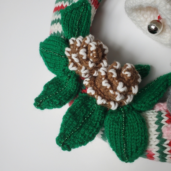 ✨️HOST PICK✨ Handcrafted Knitted Christmas Wreath Mice Pinecones Holly and Bell - Picture 7 of 11